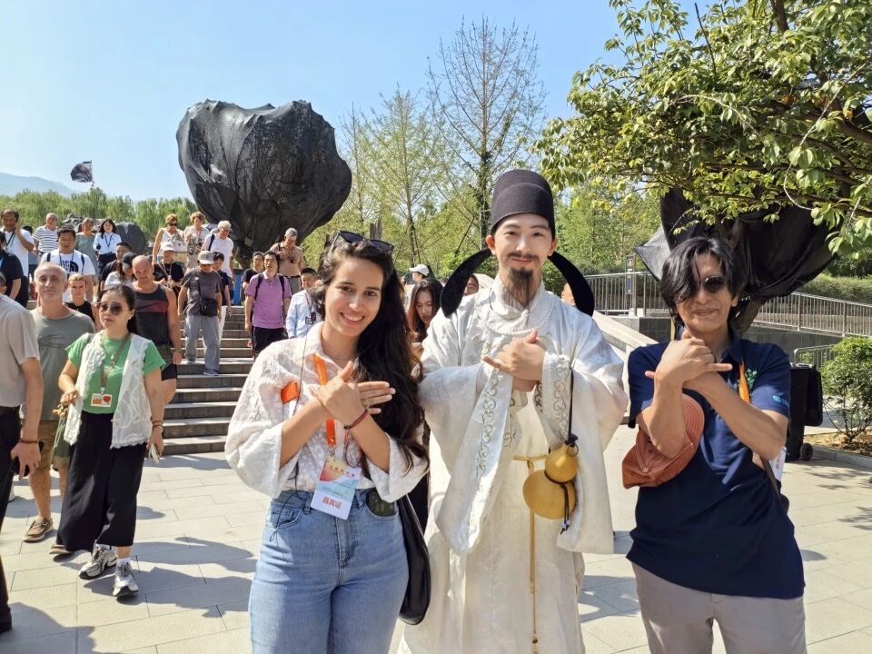 古巴詩人吉賽爾·露西亞·納瓦羅與厄瓜多爾詩人阿古斯廷·瓜姆博，向“李白”學習叉手禮