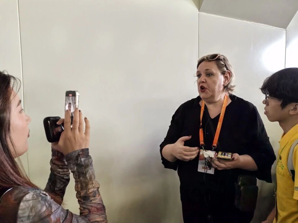 阿根廷詩人埃琳娜·安妮巴利接受記者采訪