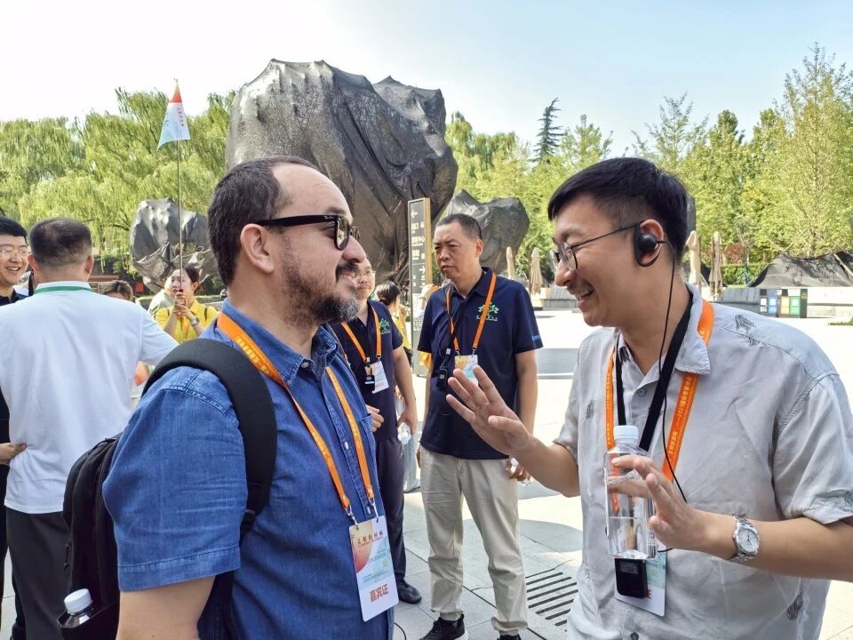 中國詩人李壯與巴西詩人塔爾索·德·梅洛參觀完秦始皇帝陵博物院后交談，李壯告訴梅洛，西安地下文物眾多，在我們腳下也許也有古代的文物遺存。