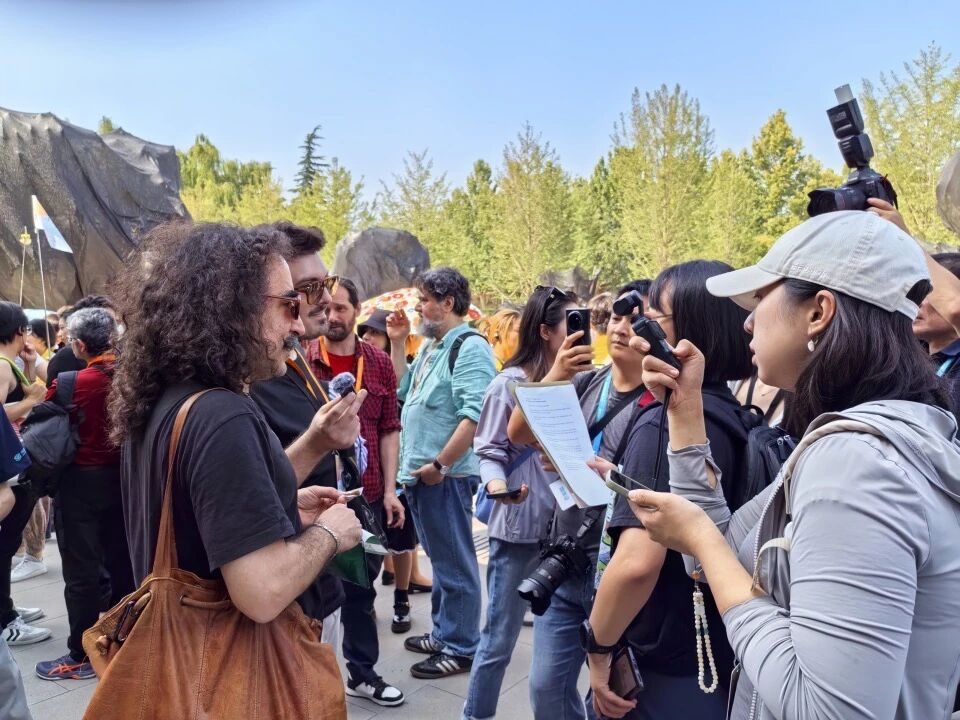 阿根廷詩人巴勃羅·卡查季安、馬克西米利亞諾·萊尼亞尼接受記者采訪