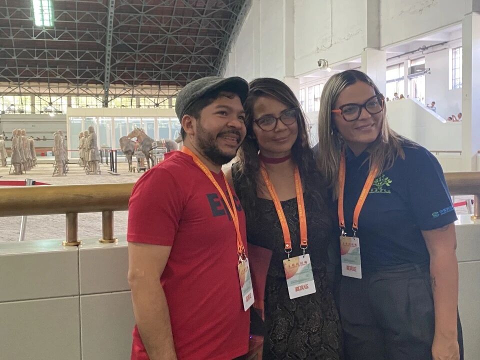 巴拿馬詩人哈維爾·阿爾瓦拉多（左）、哥倫比亞詩人法迪爾·德爾加多（中）、委內瑞拉詩人因迪拉·卡爾皮奧·奧利沃在秦始皇帝陵博物院合影