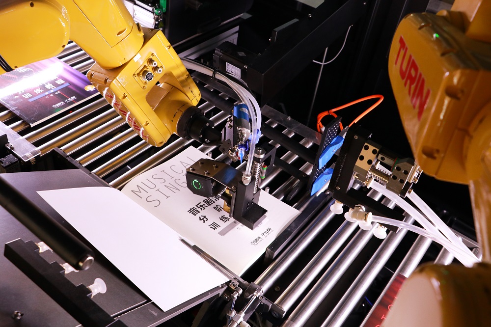 六軸工業機器人精細配合，完成圖書各項加工作業。 廣東省立中山圖書館供圖