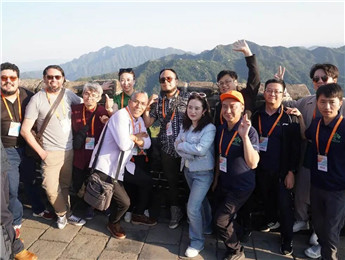 長(zhǎng)城上，千年斑駁成詩，訴予我聽