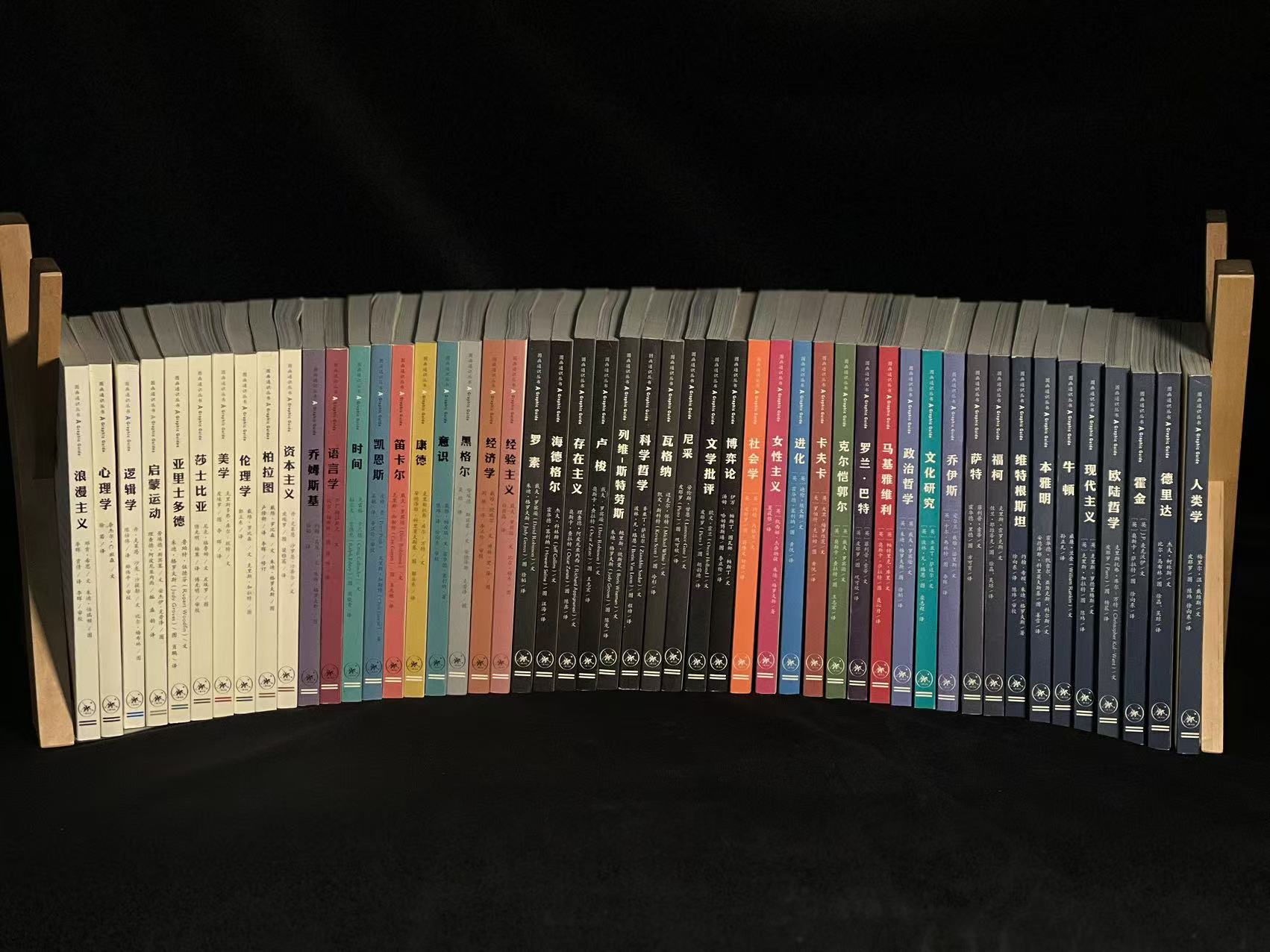 從一個個書稿案卷到一本本書，需要若干名編輯花費幾年、十年甚至幾十年的時間。受訪者供圖