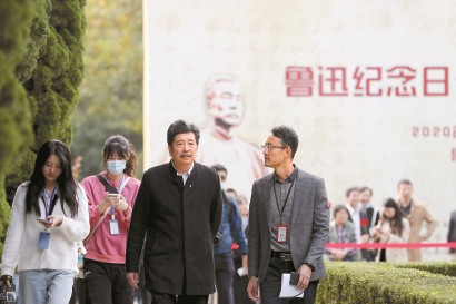 在魯迅公園內(nèi)魯迅墓前舉行的“魯迅紀(jì)念日公眾紀(jì)念活動(dòng)”中,周令飛、學(xué)生及市民群眾代表百余人共同緬懷和紀(jì)念魯迅先生。均本報(bào)記者 蔣迪雯 攝