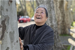 兒童繪本：獲獎作品《不能沒有》作者：蔡皋         獲獎感言書里最先出現的光是陽光。我有種植花草的習慣，跟植物打交道其實就是和陽光打交道。光的滋養與體驗積累得多了，有一天，會被兒童猛地“點醒”。比如，我的小孫子就跟我說……