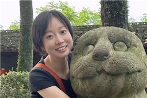 童話：獲獎作品《外婆變成了麻貓》作者：慈琪         獲獎感言關于外婆的童話獲獎了，我心中百感交集。我無法和外婆分享喜悅，因為她不會知道發生了什么，即便知道，也會很快忘記。如今的她，生活在許多“全新”的一分鐘里，高興是一分鐘，生氣是一分鐘……