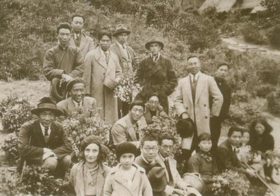 1936年林風眠帶領杭州國立藝專教師們到超山郊游并憑吊吳昌碩墓（前排左起為林風眠、妻子艾麗絲、女兒蒂娜）林風眠（約1930年代）
