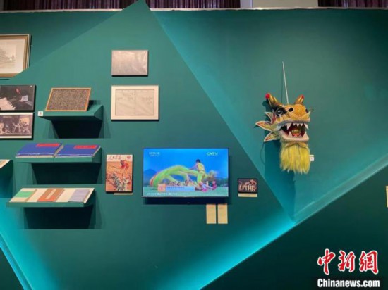 除了畫作、雕塑等,非遺也在現(xiàn)場展出。 童笑雨 攝 除了畫作、雕塑等,非遺也在現(xiàn)場展出。 童笑雨 攝