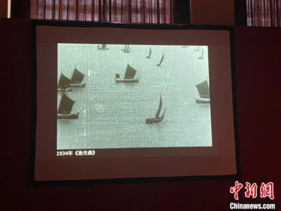 耳熟能詳?shù)摹稘O光曲》在現(xiàn)場播放。 童笑雨 攝 耳熟能詳?shù)摹稘O光曲》在現(xiàn)場播放。 童笑雨 攝