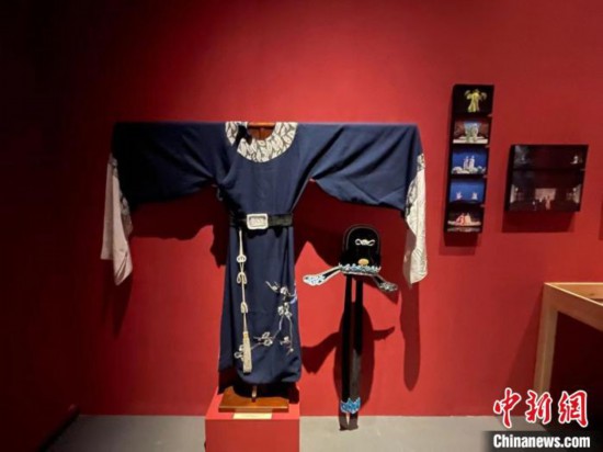 現(xiàn)場展出的戲服。 童笑雨 攝 現(xiàn)場展出的戲服。 童笑雨 攝