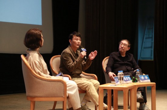 上圖講座現場，左起依次是主持沈祎；歌手、收藏家張信哲；復旦大學新聞學院教授顧錚。