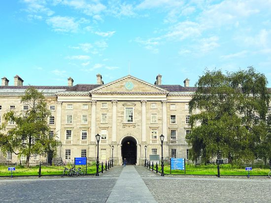 都柏林圣三一學院：都柏林圣三一學院成立于1592年，由英國女王伊麗莎白一世創辦，至今已有400多年的歷史。作為愛爾蘭最古老的大學，這里培養了一批享譽世界的人才。