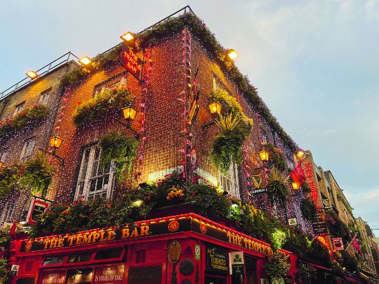 圣殿酒吧：都柏林有上千家酒吧，每到傍晚時分，市中心的圣殿酒吧（Temple Bar）街區總是熱鬧非凡，人數最多的恐怕要數同名的圣殿酒吧。